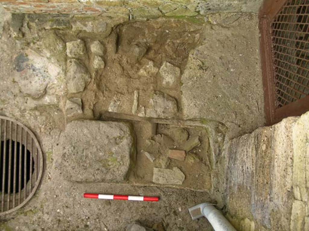 V.10, Herculaneum. May 2005. Step. Photo courtesy of Nicolas Monteix.